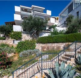 2 Bedroom Apartment with Shared Pool in Uvala Ljubljeva nr Trogir, Sleeps 4-5